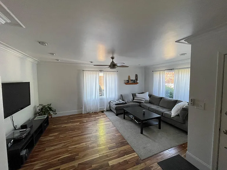 2900 S Kenwood St — Photo 6