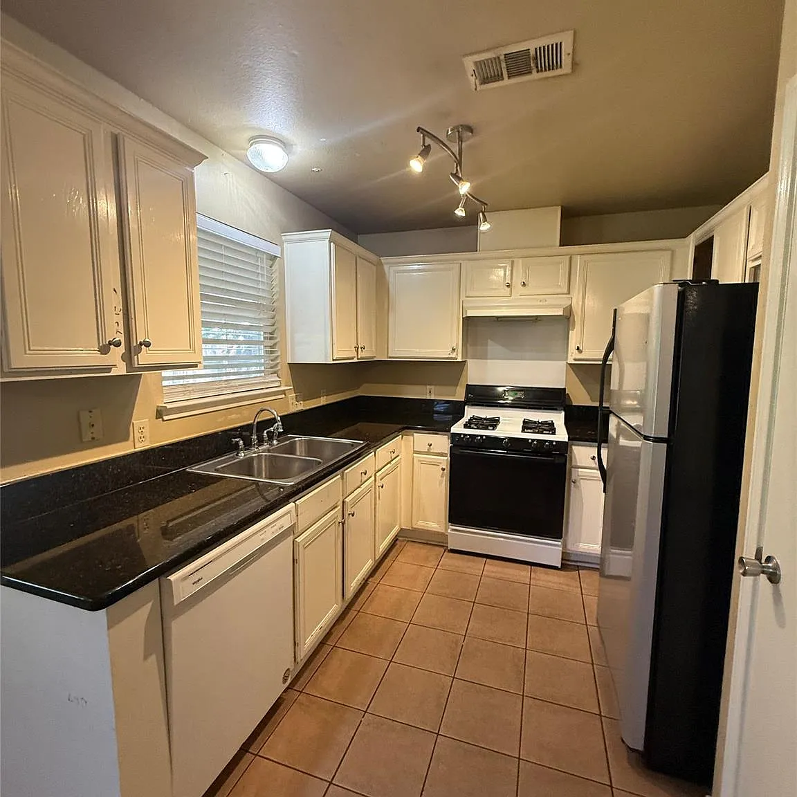 3 bed, 2.0 bath, 1232 sqft, $1,850 — Photo 2