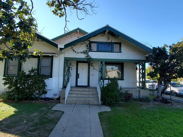 103 S Ardmore Ave — Photo 1