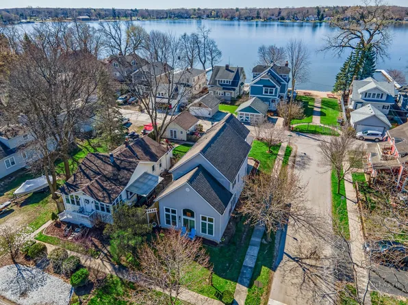 785 N Shore Dr, Crystal Lake, IL 60014