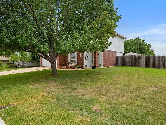 3rd image of 1801 Bluebonnet Dr