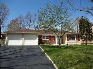 55 Chipper Dr, Kendall Park, NJ 08824