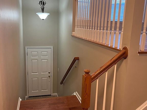 3rd image of 528 Meadowcroft Cir