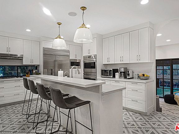 5th image of 3159 Thatcher Ave