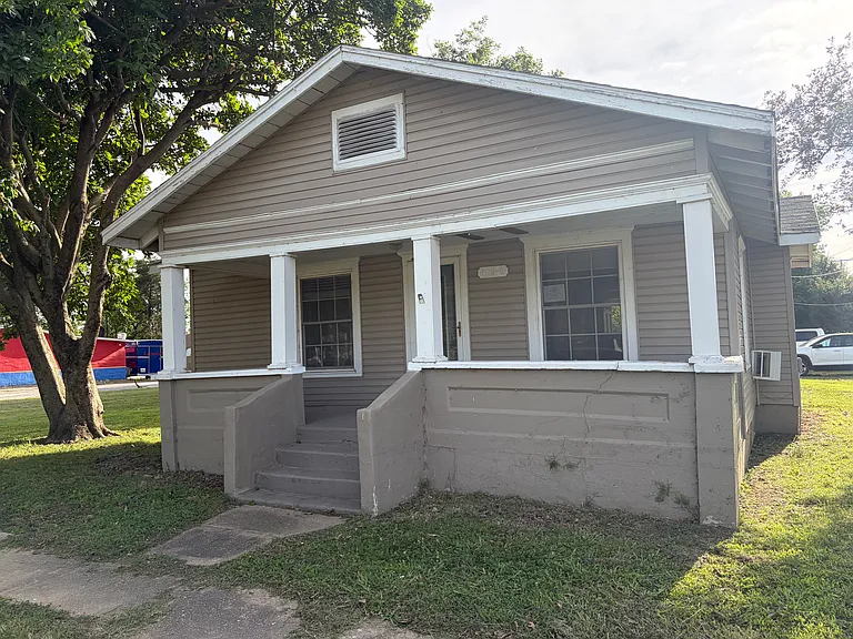 301 S Walnut St — Photo 1