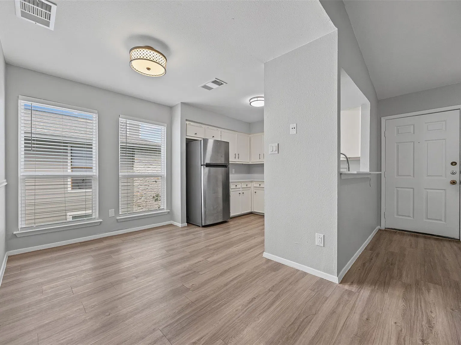 2 bed, 1.0 bath, 796 sqft, $1,000 — Photo 4