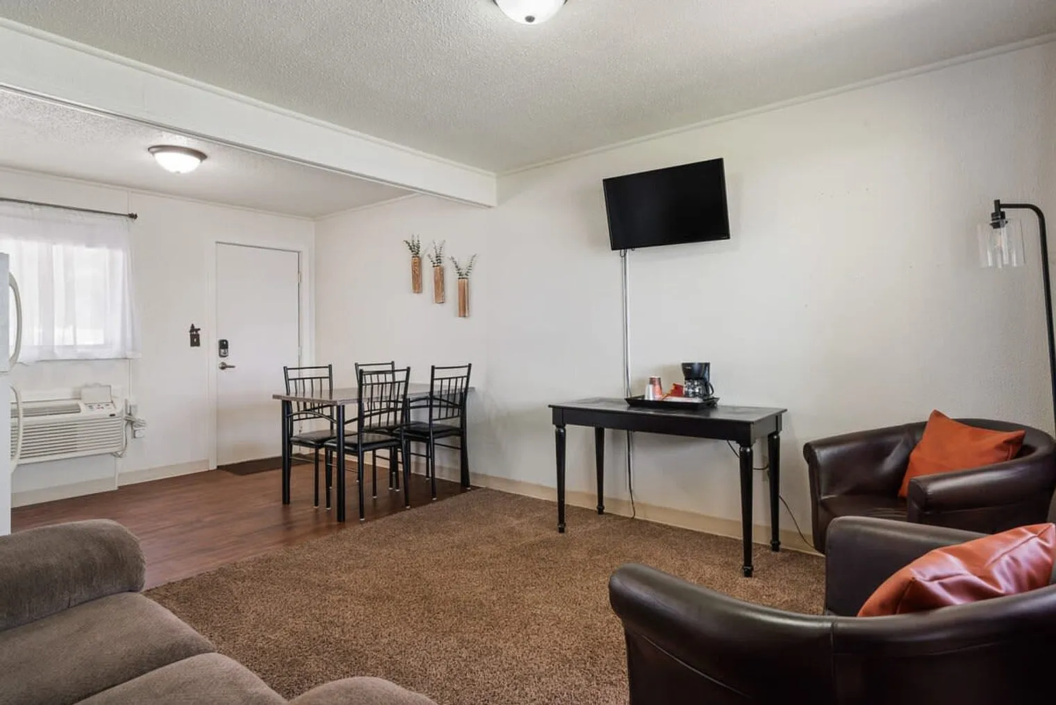 5 bed, 5.0 bath, 2142 sqft, $7,661 — Photo 4