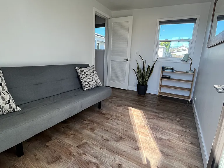 Extra room can be used as office, reading room, yoga-meditation space.