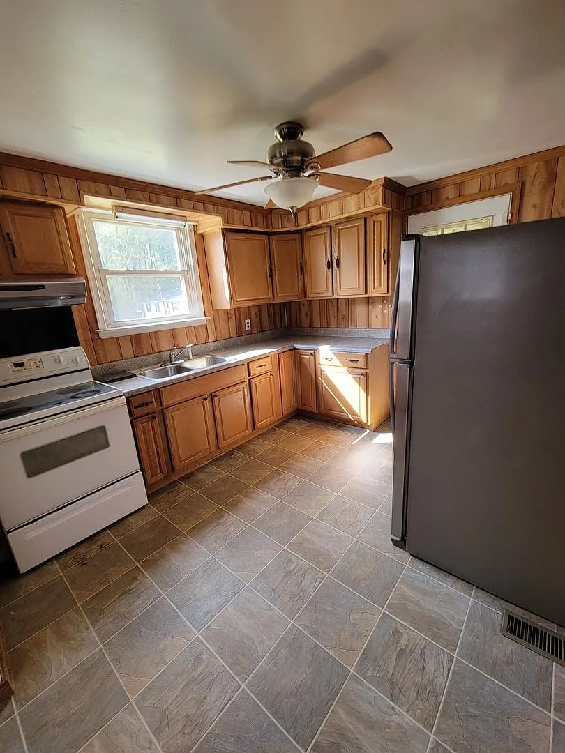 Spacious 5 Bedroom Home in Ashland, VA — Photo 3