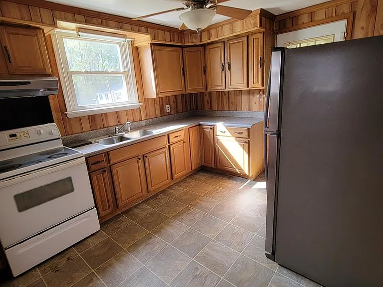 10290 Lewistown Rd — Photo 3