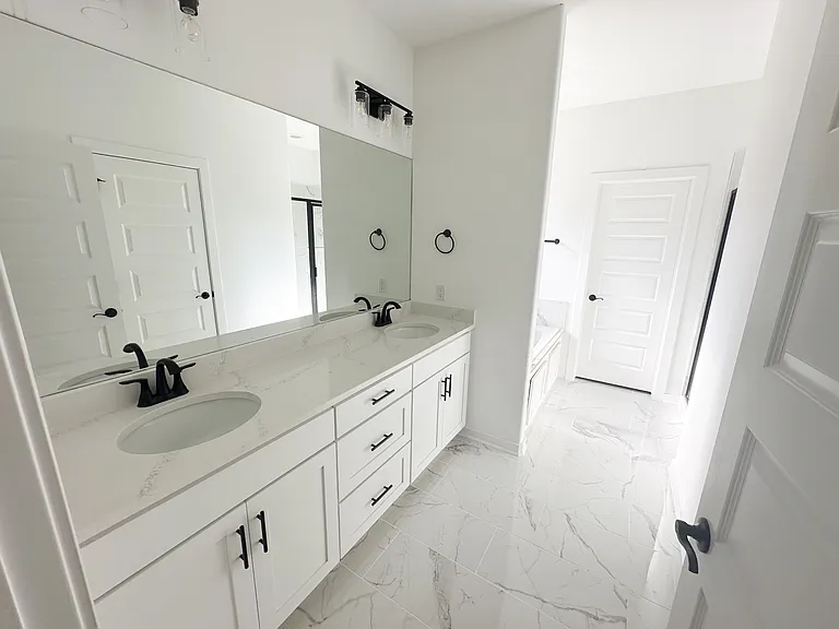 1751 W Holly St — Photo 14