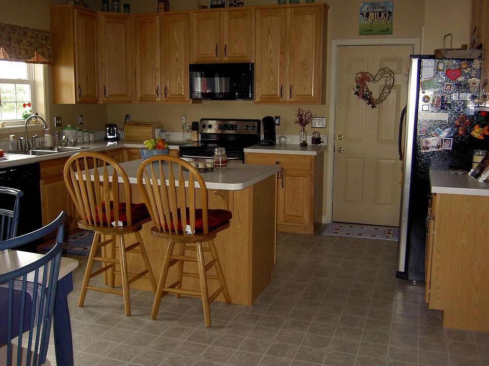 eat-in kitchen