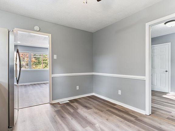 5th image of 121A S Ivy Ave