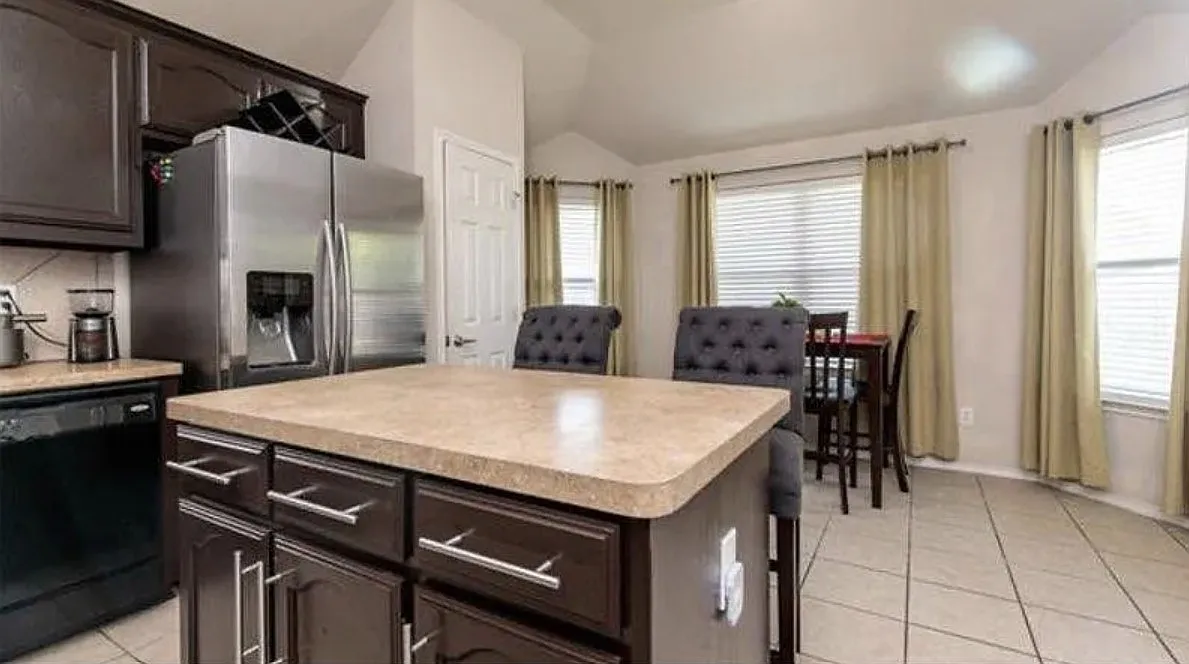 4 bed, 1881 sqft, $2,600 — Photo 4