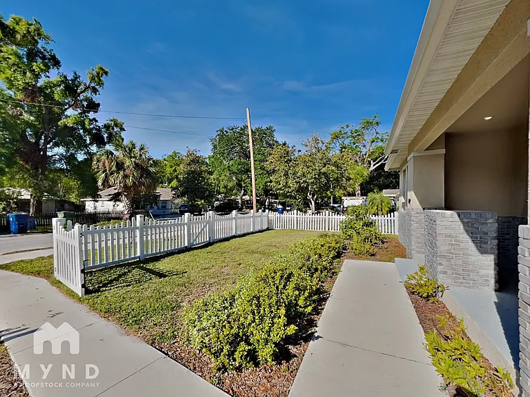 1712 E Lambright St N — Photo 18
