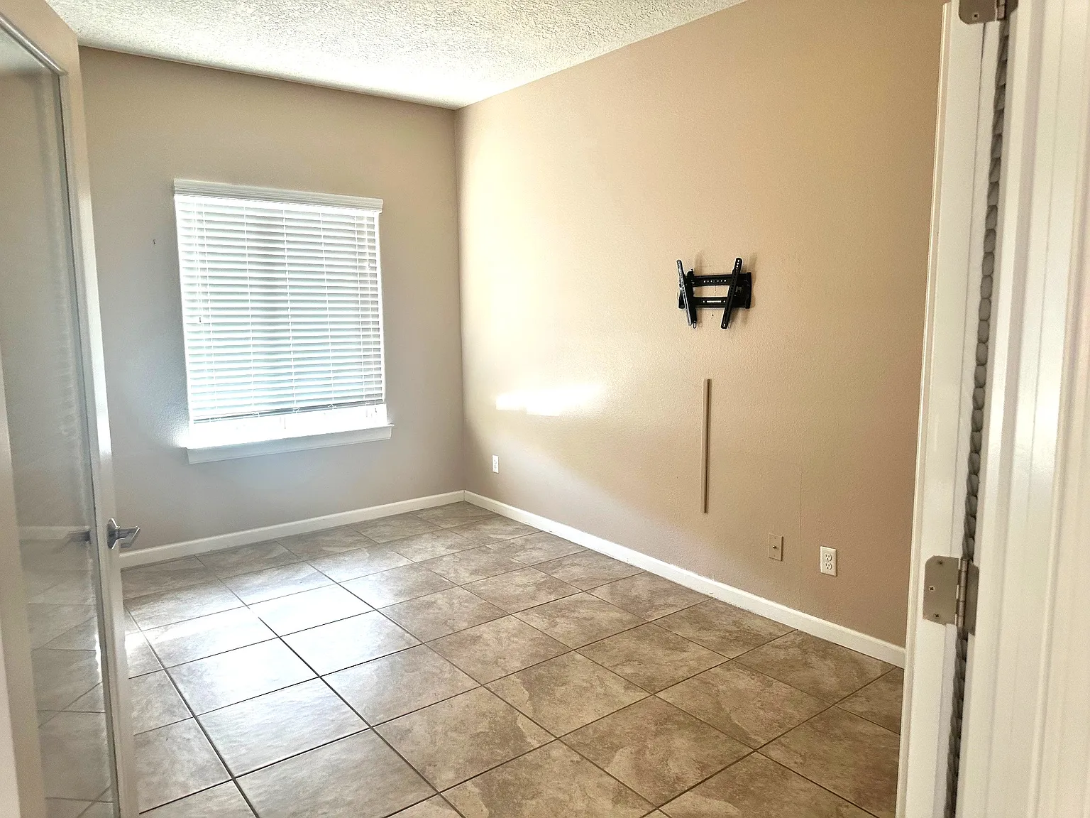 4 bed, 2551 sqft, $2,695 — Photo 4
