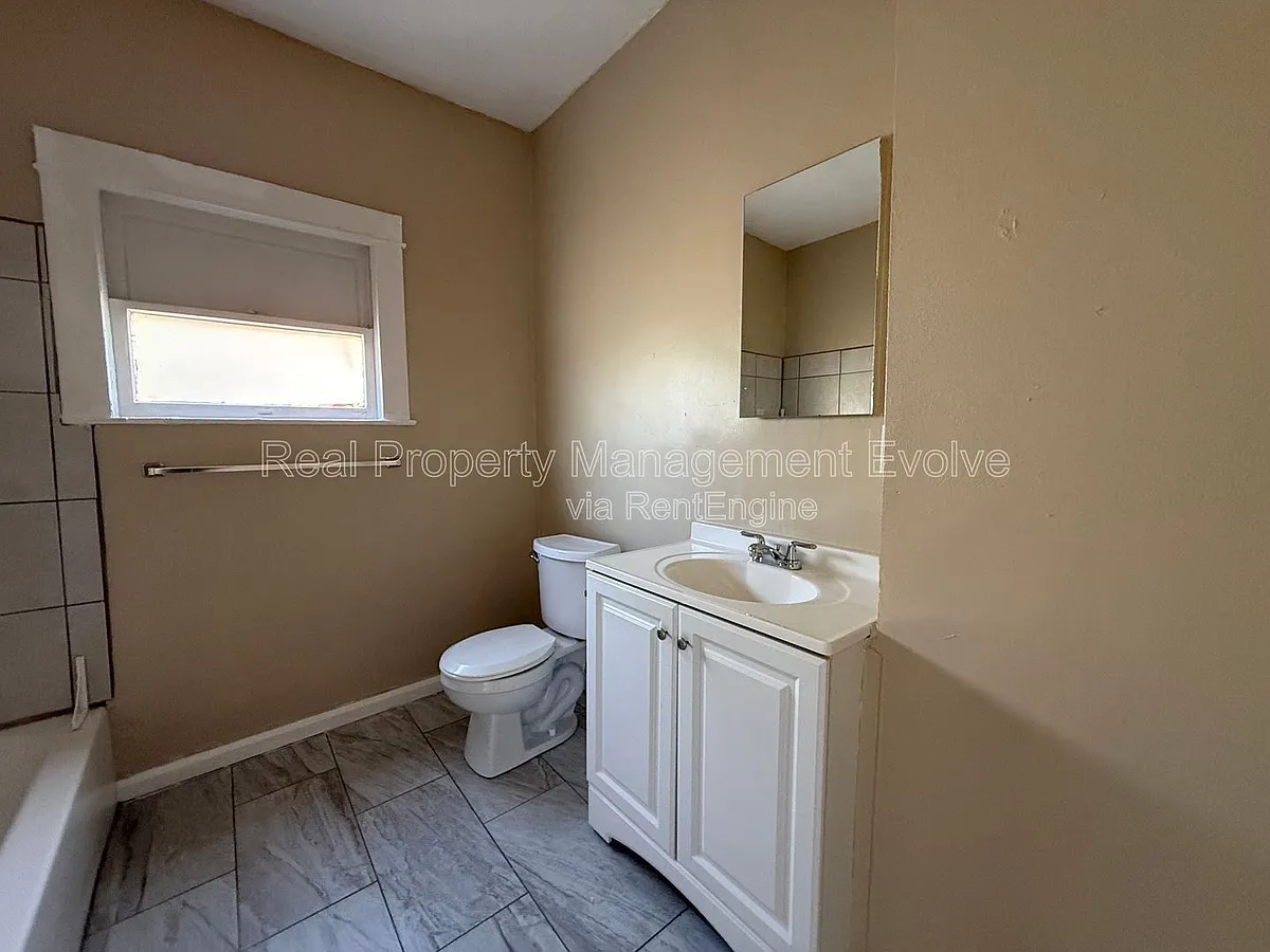 Building Photo - 1437 E Polk St #2