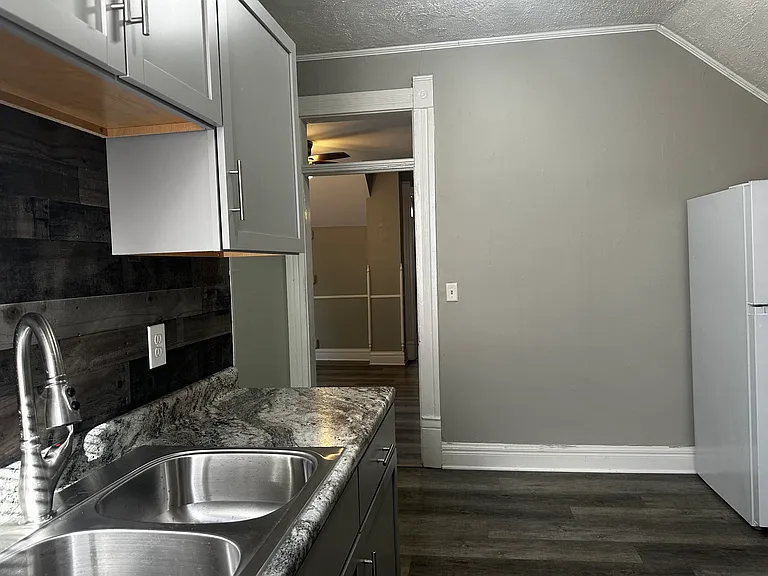 2436 Wallace Ave #B — Photo 12