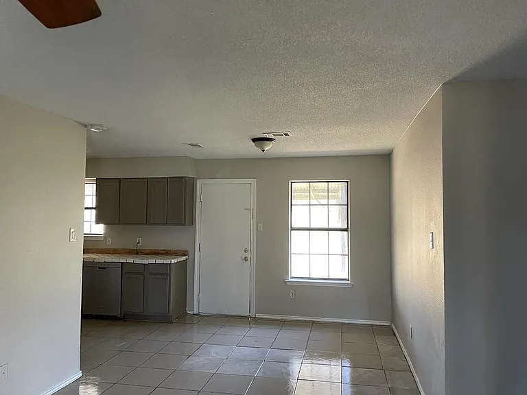 105 Gladys St — Photo 16