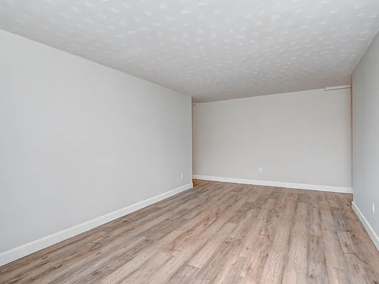 380 Forfar St E — Photo 11
