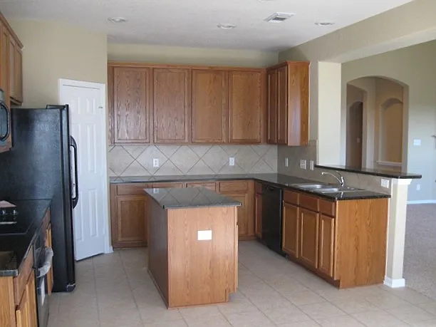 4 bed, 2.0 bath, 2221 sqft, $2,370 — Photo 2
