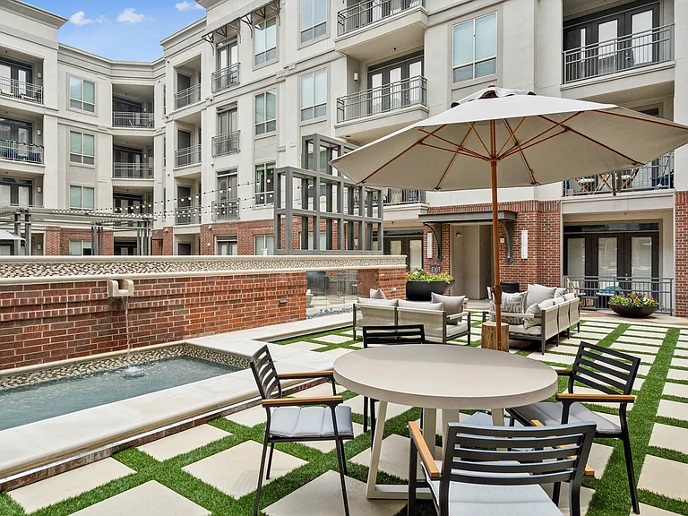 ALARA Uptown Luxury Apartments — Photo 11
