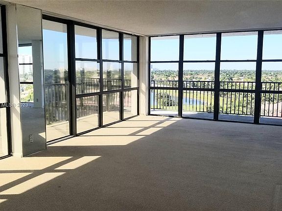 3rd image of 1000 Parkview Dr APT 909
