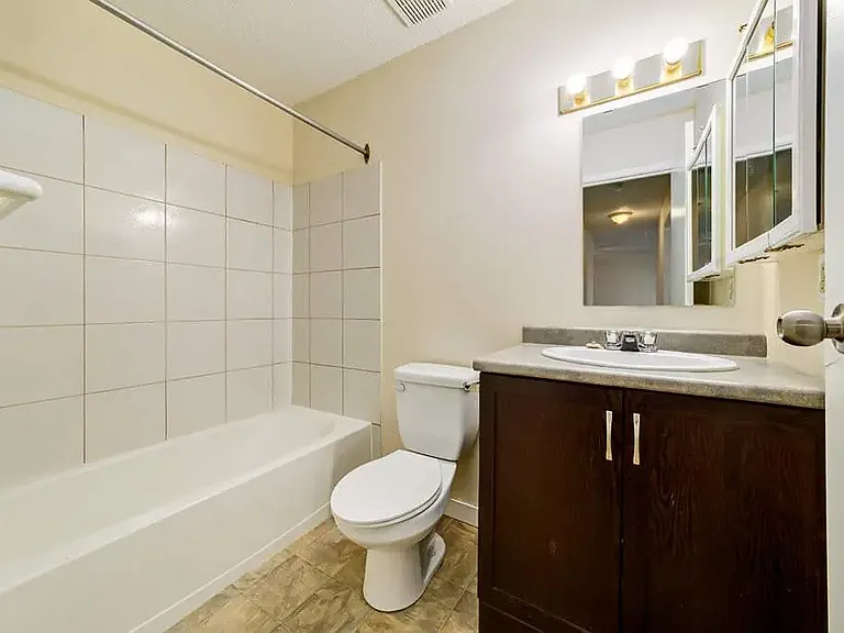 7315 Yellowhead Trl NW — Photo 8