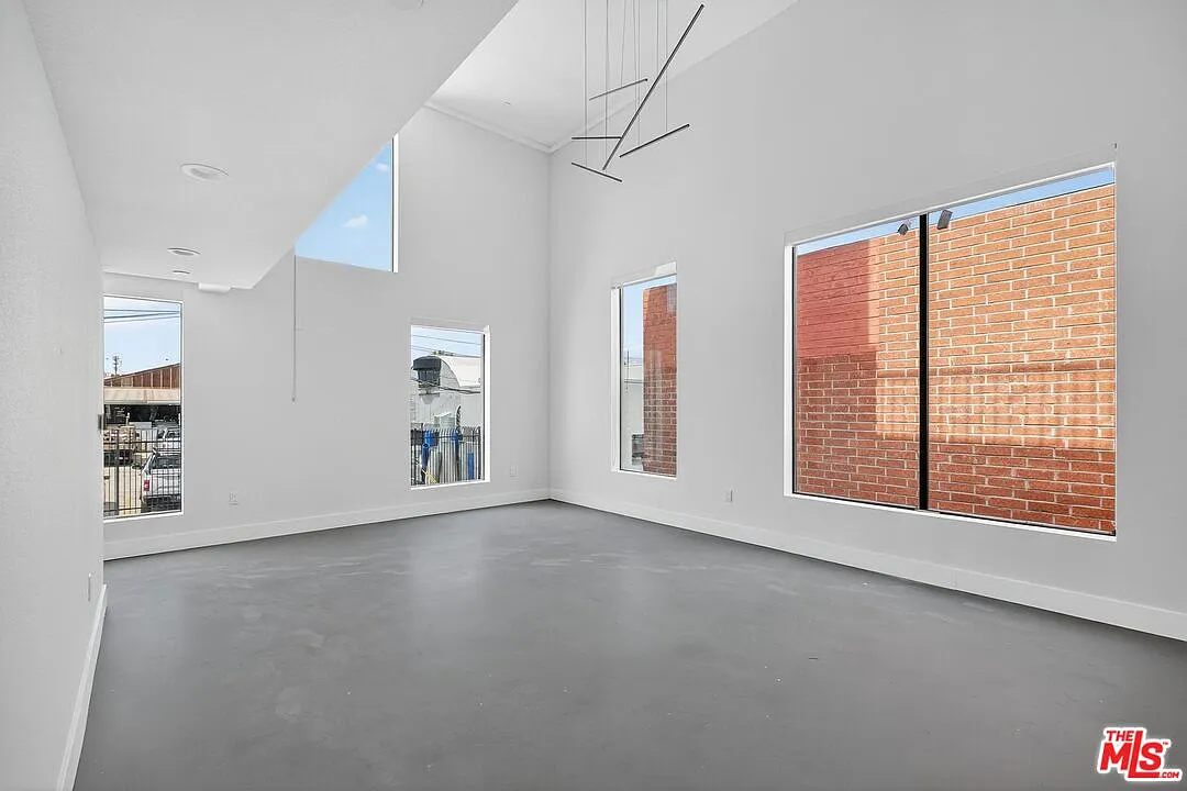2 bed, 2.5 bath, 1080 sqft, $4,500 — Photo 1