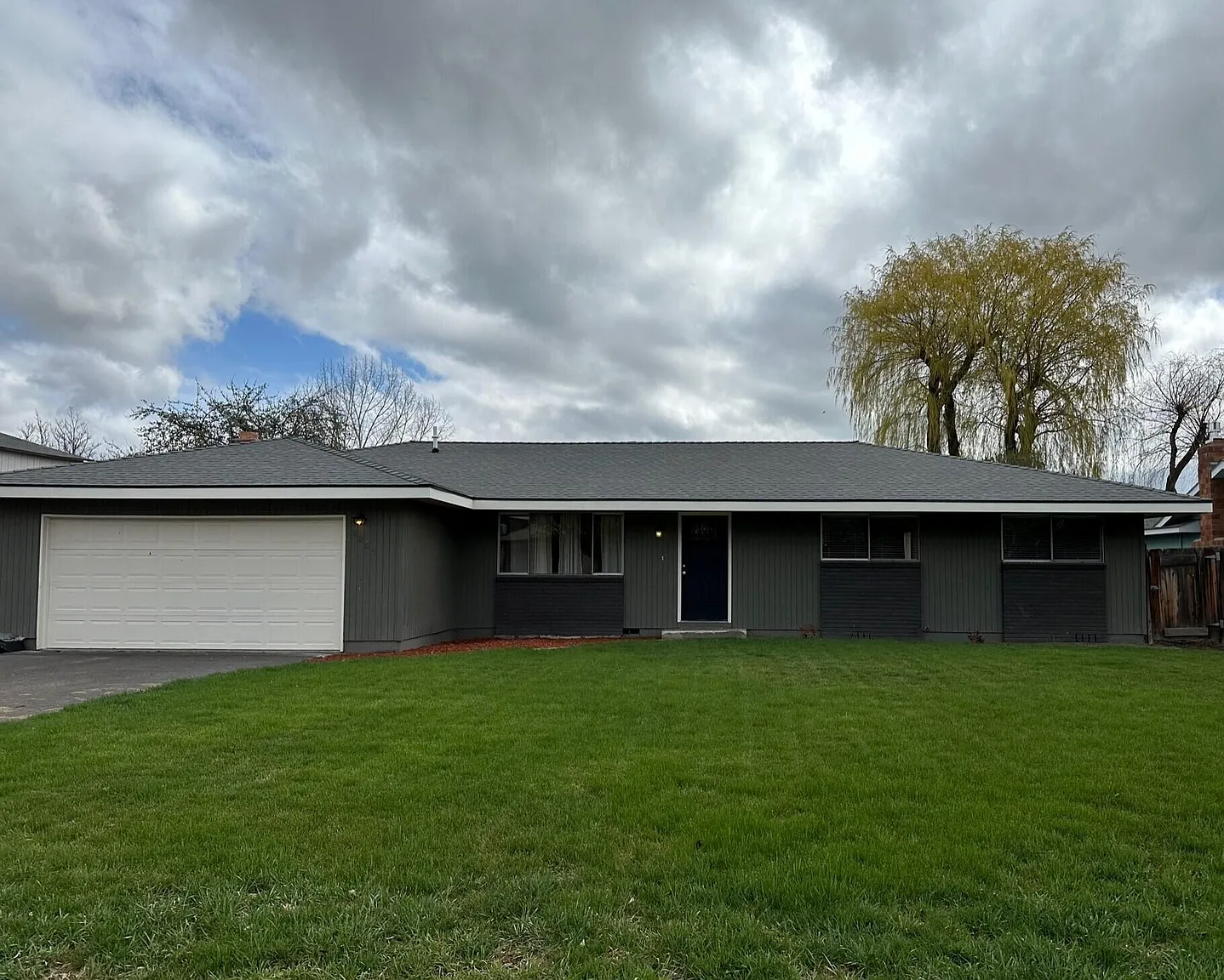 5253 Gatewood Dr photo 1