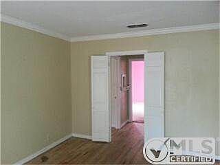 3rd image of 607 W Lake St