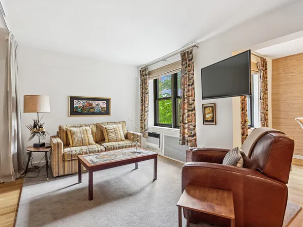 2550 Independence Avenue 4A image 2 of 17