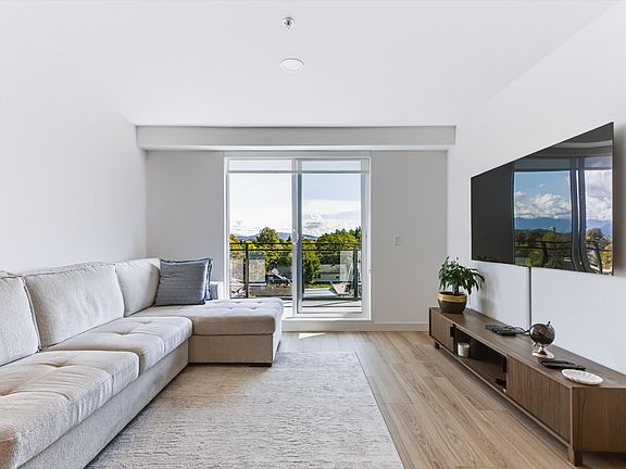 5th image of 2419 Grant St #406