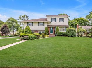 22 Antrim Ct, Commack, NY 11725