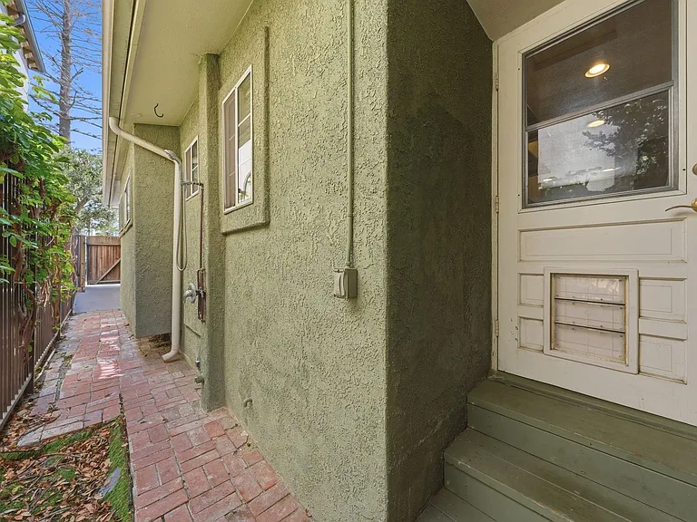 126 E Balboa Blvd — Photo 13