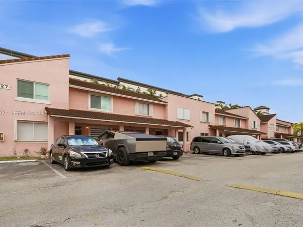 8027 Lake Dr APT 204, Doral, FL 33166