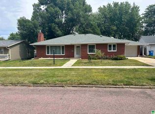 1027 6th St, Sheldon, IA 51201