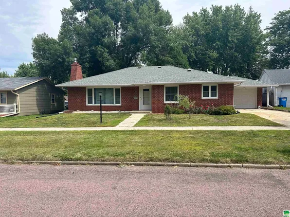 1027 6th St, Sheldon, IA 51201