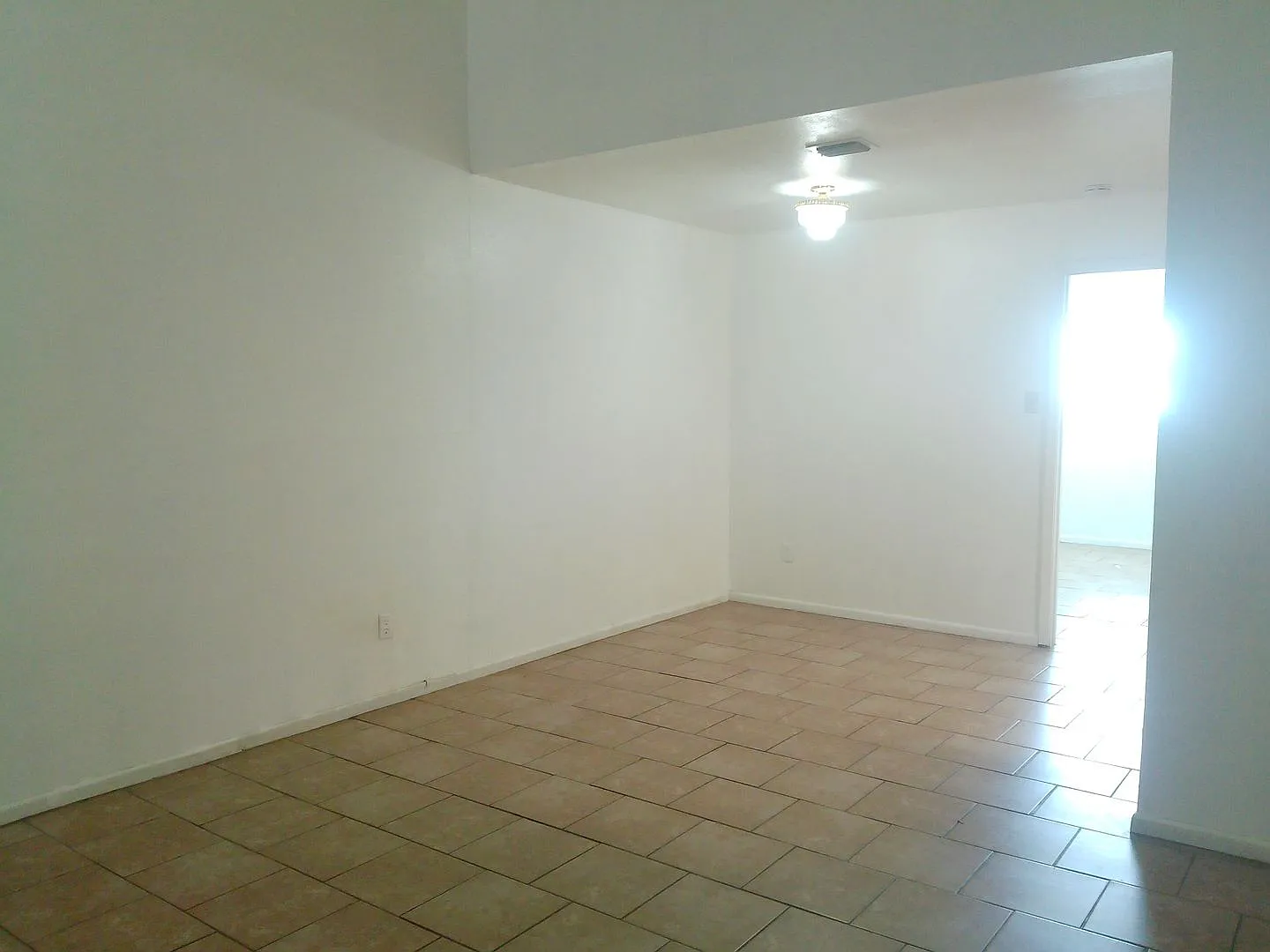 5725 Crestmore - 2/Bed 2/Bath - $1000/month — Photo 3