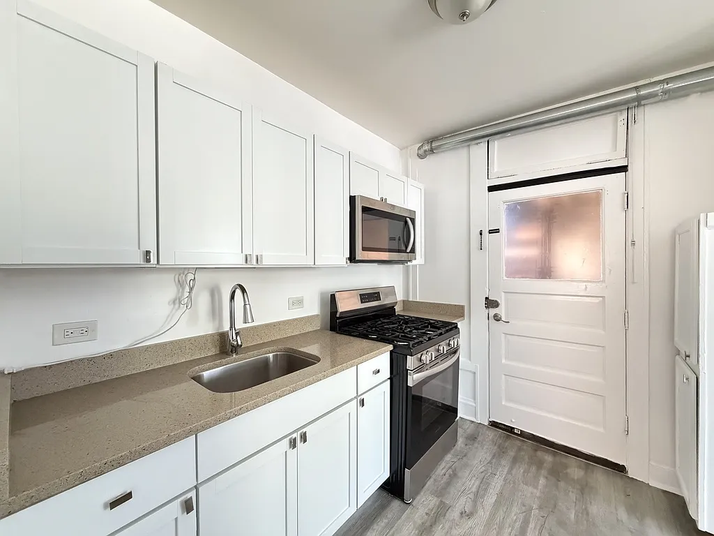 Attractive 1 Bed, 1 Bath at McVicker + North (Galewood) — Photo 3