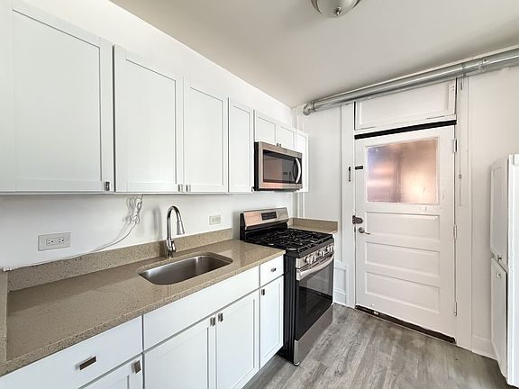 3rd image of 1605 N McVicker Ave #2