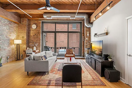 1330 W Monroe St #216 Photo 1