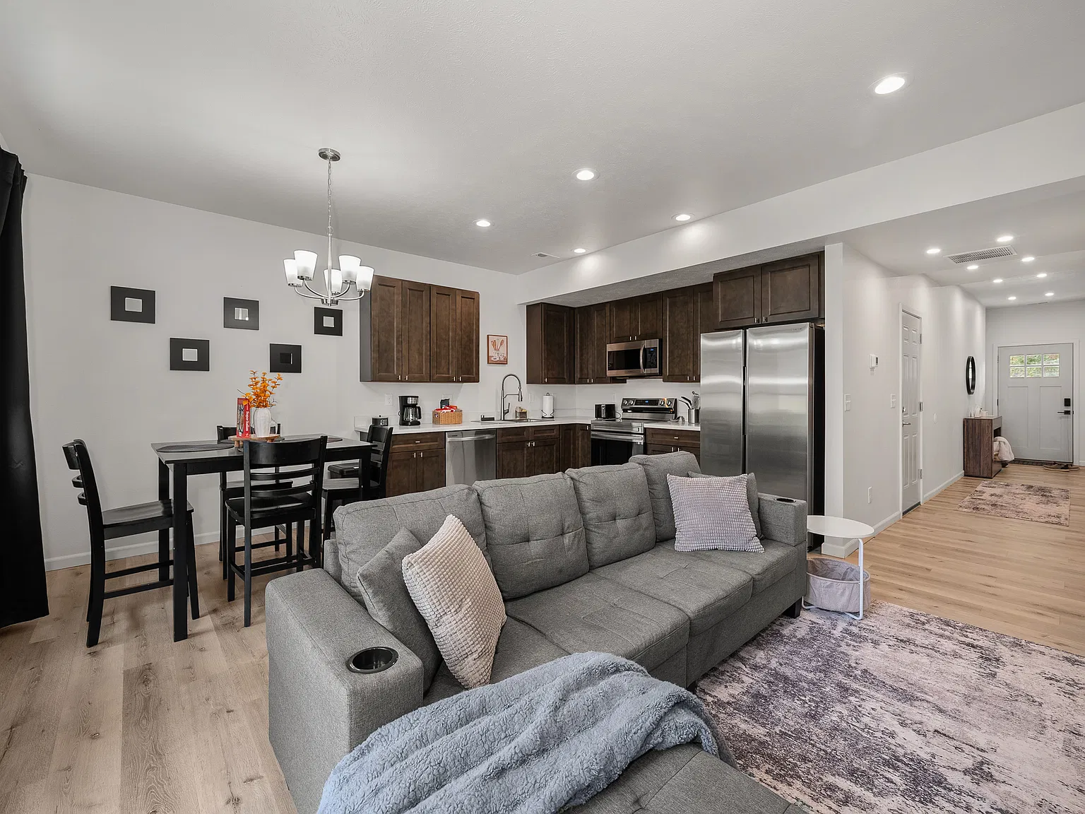 3 bed, 2.5 bath, 1388 sqft, $3,695 — Photo 4
