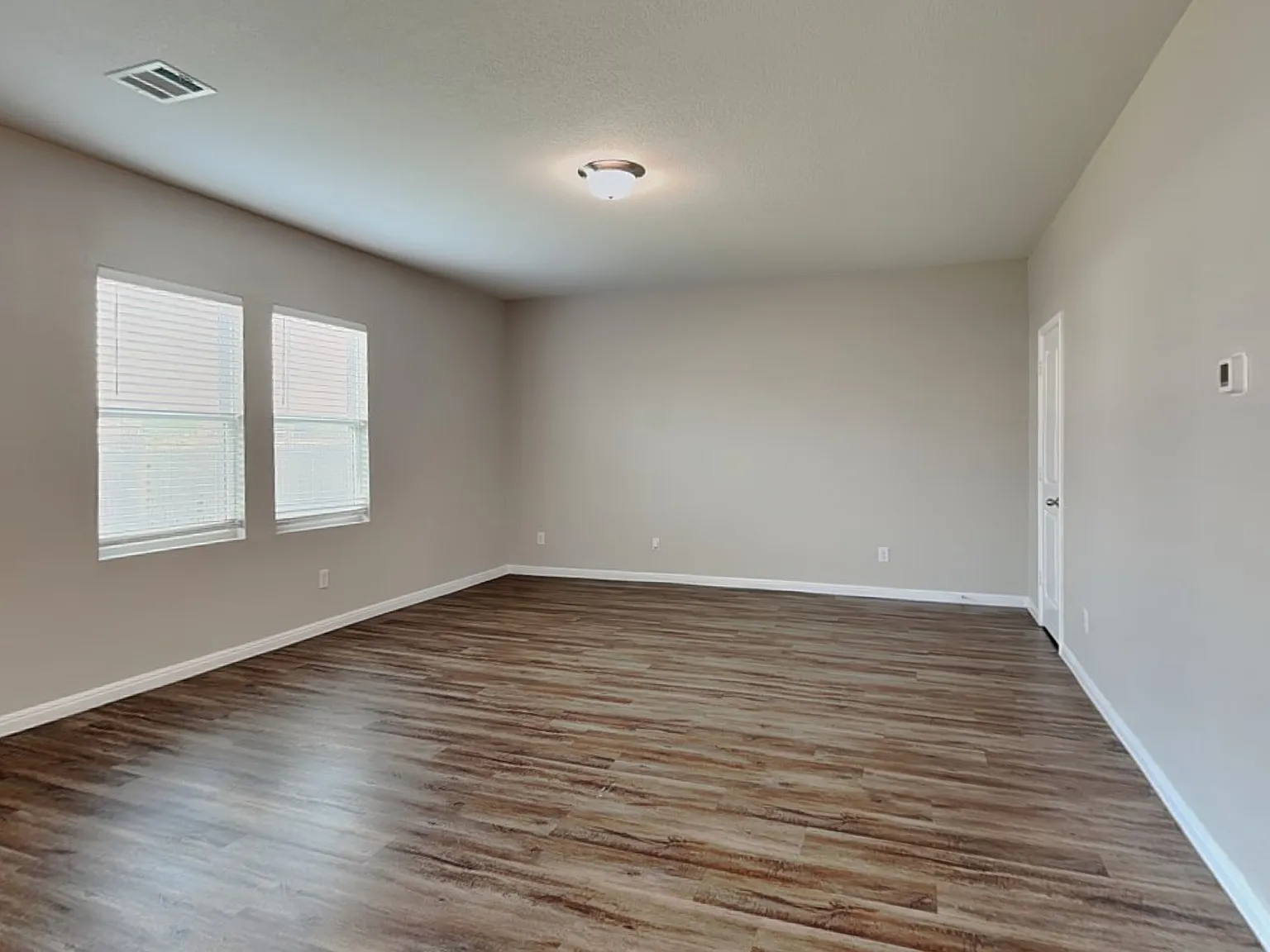 4 bed, 2.5 bath, 2338 sqft, $2,135 — Photo 3