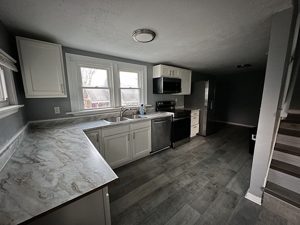 1st image of 86 W Main St