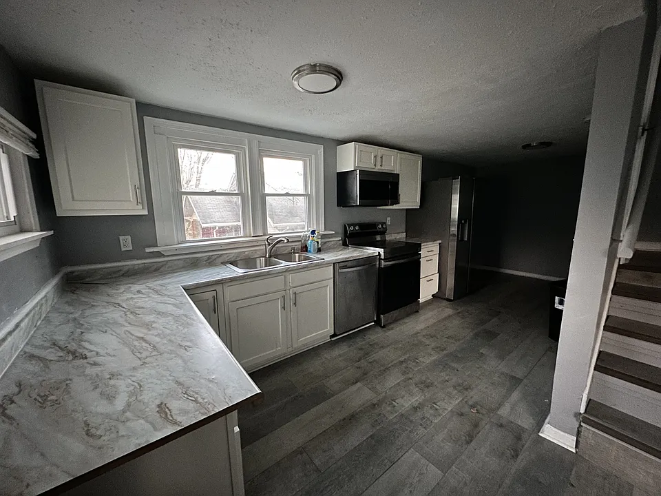 86 W Main St