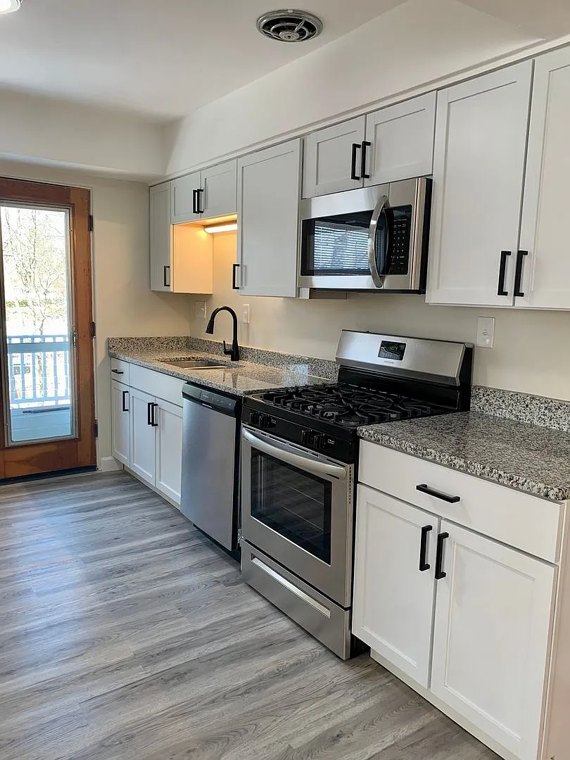 Remodeled Large Two Bedroom in Ft. Mitchell — Photo 3