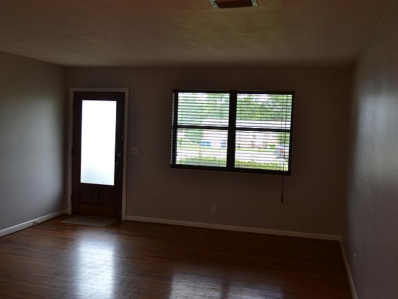 4th image of 939 MILLARD Court W
