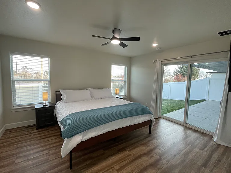 Master bedroom with Kind bed