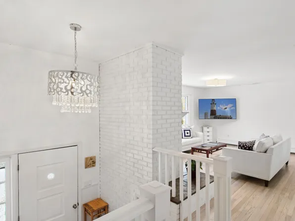 https://photos.zillowstatic.com/fp/4163889642b79e72ffbb7bf6a5c2f8e6-p_e.webp